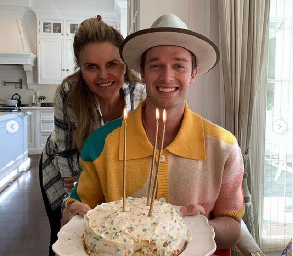 Maria Shriver com o bolo de aniversário do filho Patrick Schwarzenegger (Foto: Instagram)
