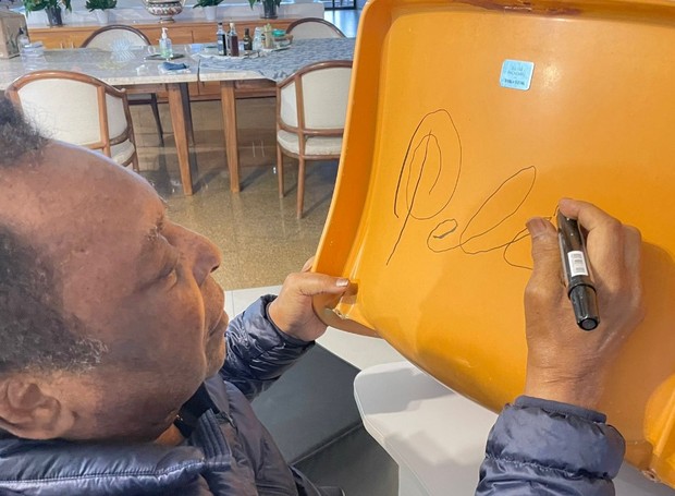 O valor do leilão da cadeira do Pacaembu autografada por Pelé começa em R$ 4 mil (Foto: Tok&Stok / Divulgação)