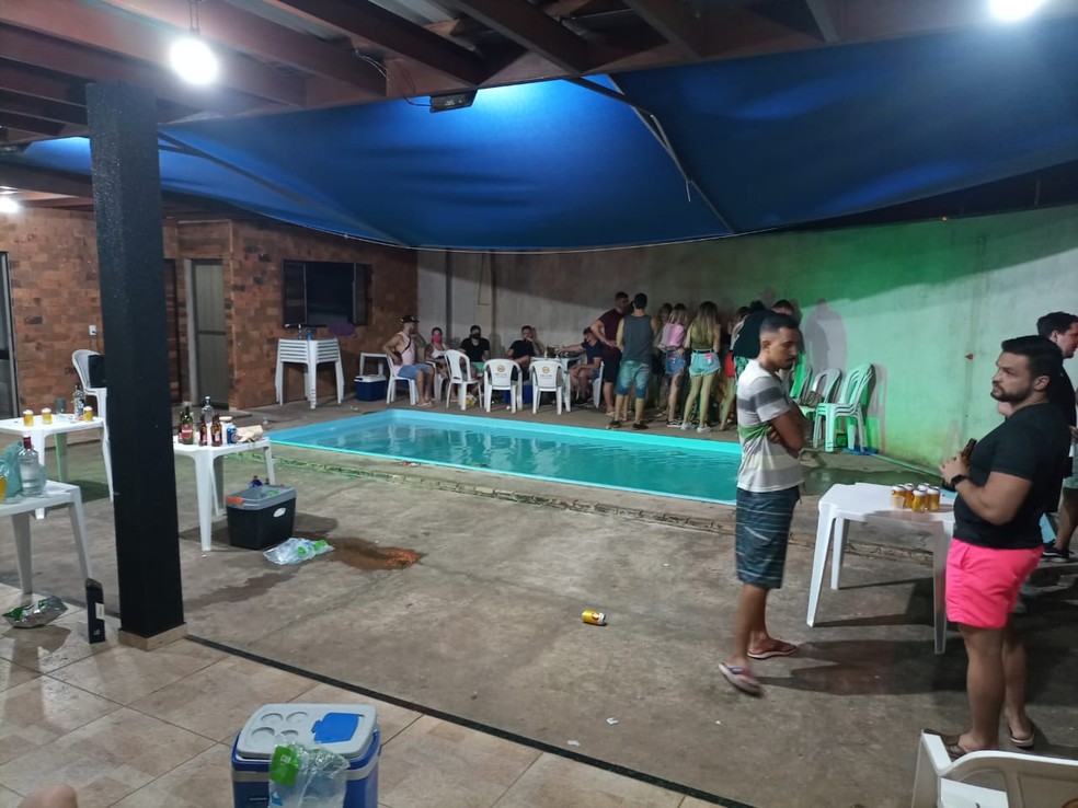 Festa clandestina foi flagrada em Rio Preto (SP) — Foto: GCM/Divulgação