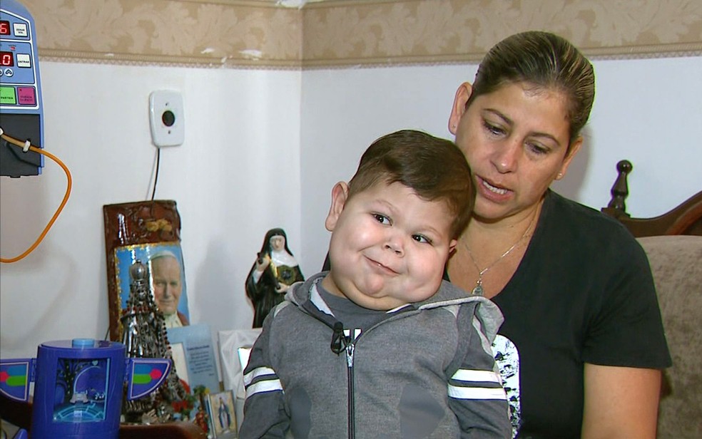 Davi Miguel no colo da mÃ£e, Dinea Gama, em Franca, SP â Foto: JosÃ© Augusto JÃºnior/EPTV