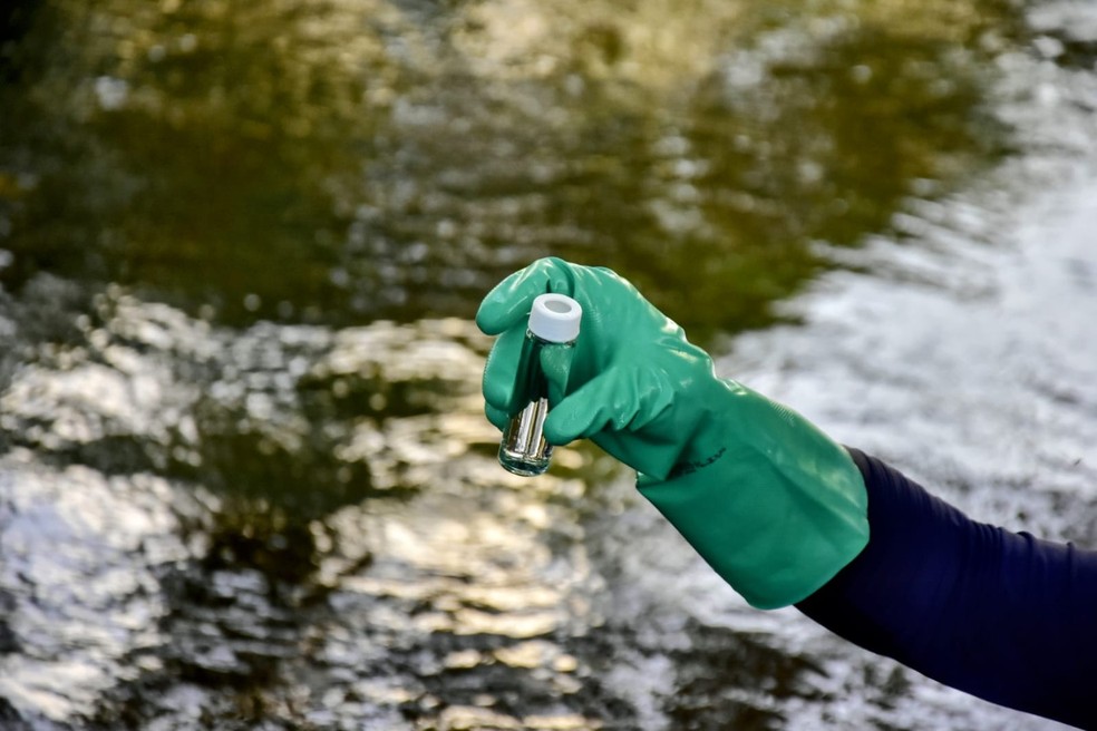 Análise de água em rio na Grande Natal — Foto: Pedro Vitorino