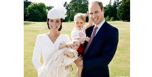 Chalotte nos braços de princípe William e Kate Middleton