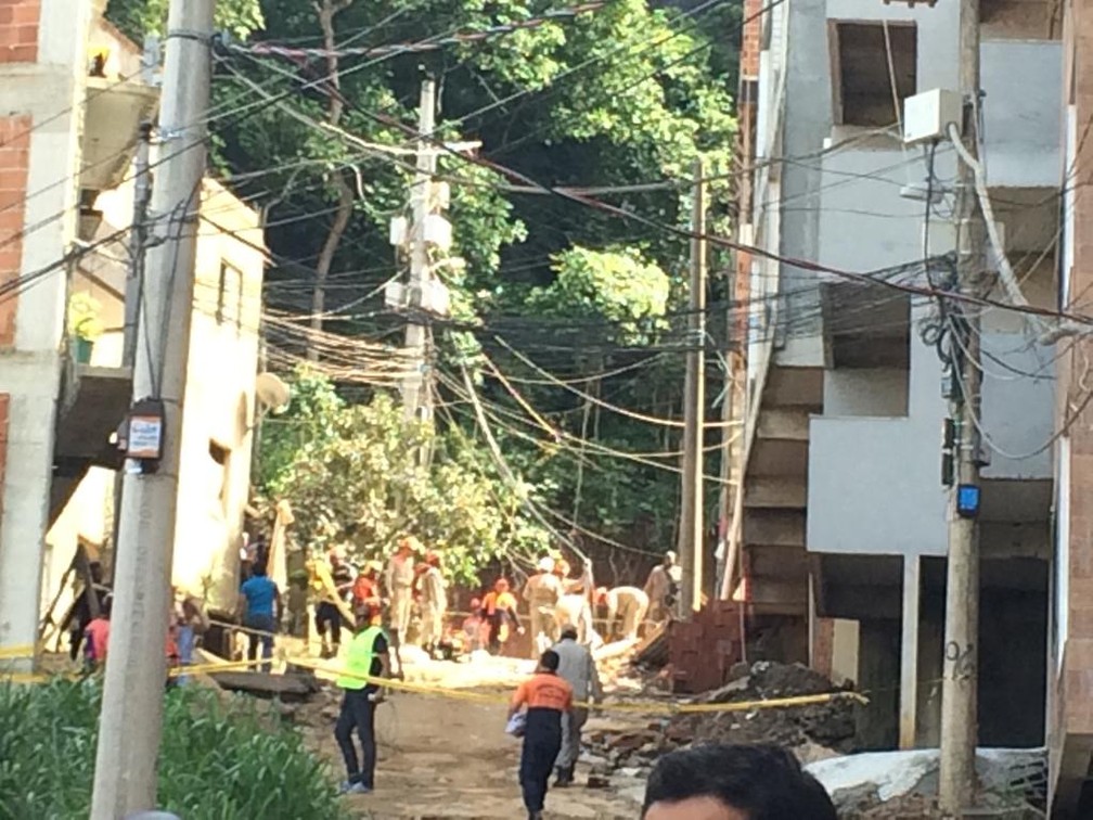 Técnicos da Light trabalham na região para desenergizar os postes de luz — Foto: Alba Valéria Mendonça/G1