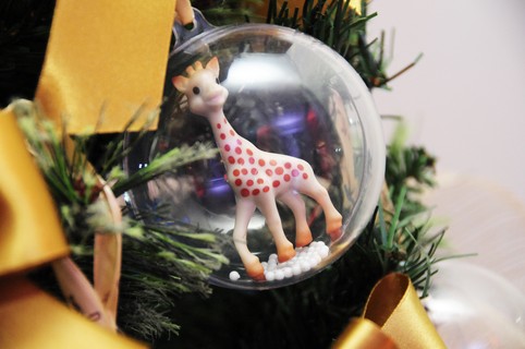 Uma árvore de Natal montada com bolinhas transparantes, com miniaturas de Sophie La Girafe, encantou as famílias, que ganhavam um dos enfeites