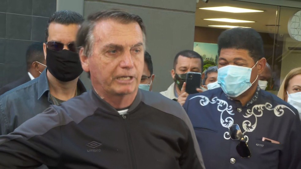 Bolsonaro fala com jornalistas em São Paulo — Foto: Reprodução TV Globo