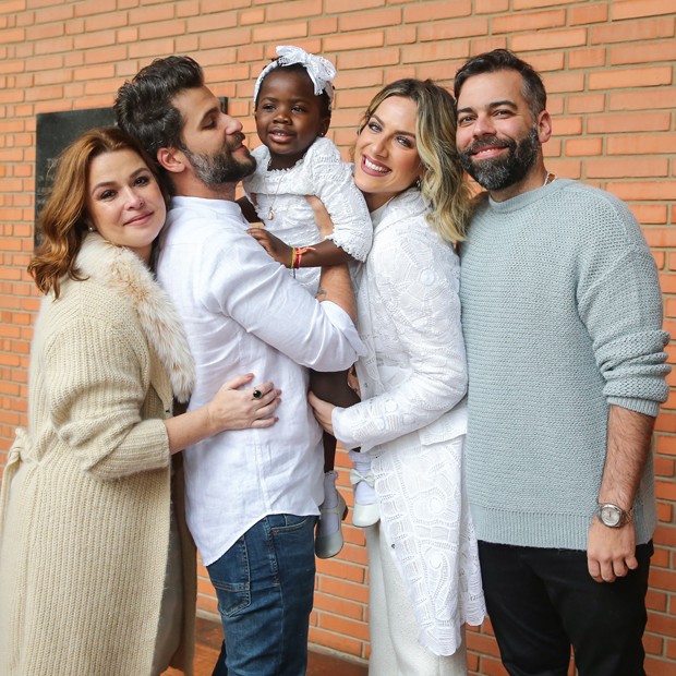 Bruno Gagliasso, Giovanna Ewbank batizam Títi com os padrinhos (Foto: Manuela Scarpa/Brazil News)