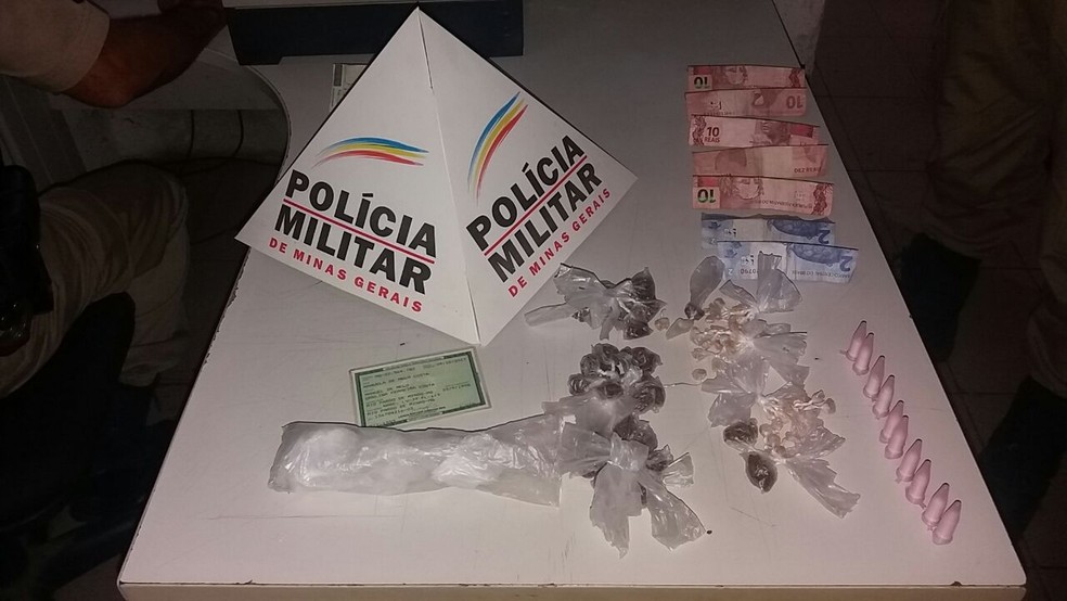 Mulher de 19 anos foi presa por tráfico de drogas, em Rio Pardo de Minas. (Foto: Polícia Militar/Divulgação)