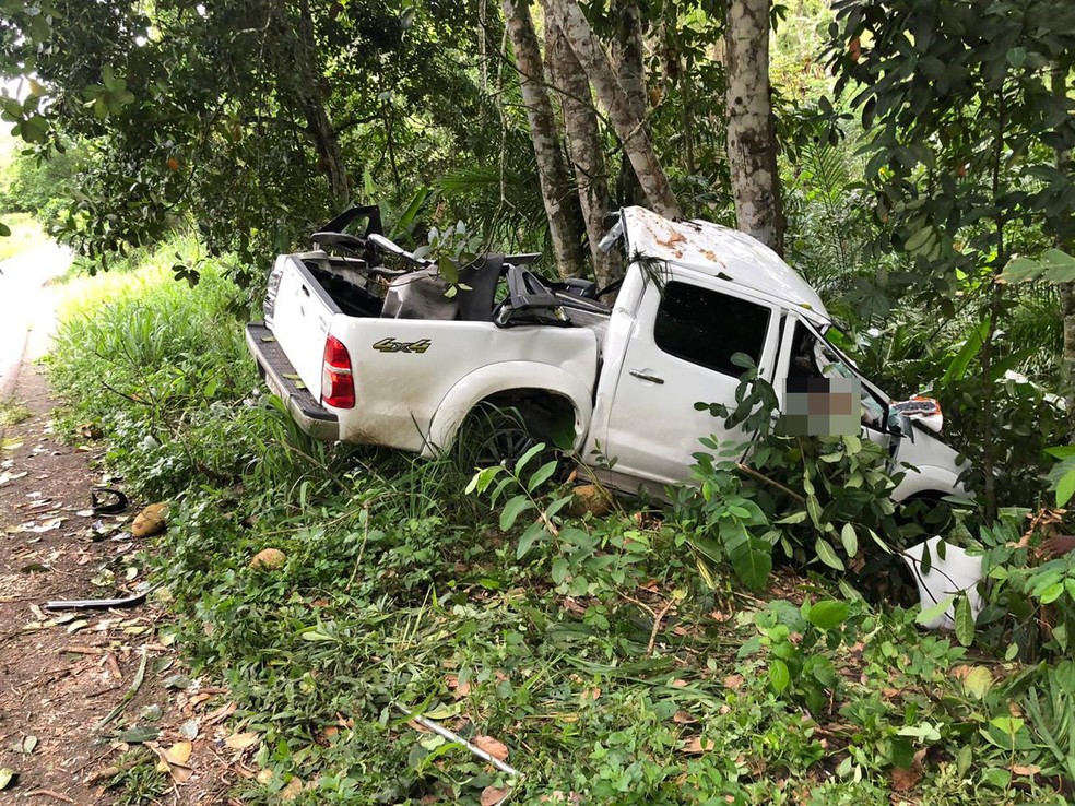 Homem morre e outro fica ferido após caminhonete sair de pista e bater em árvore no sul da Bahia  — Foto: Ubatã Notícias 