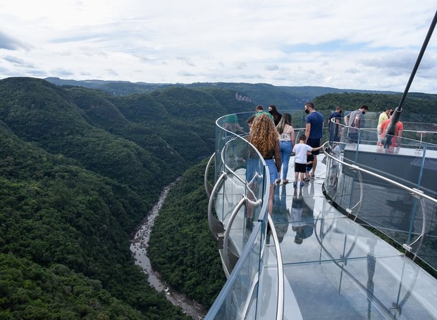 A ponte de vidro do Parque Skyglass tem capacidade para até 130 pessoas com total segurança (Foto: Rafael Cavalli / Divulgação)