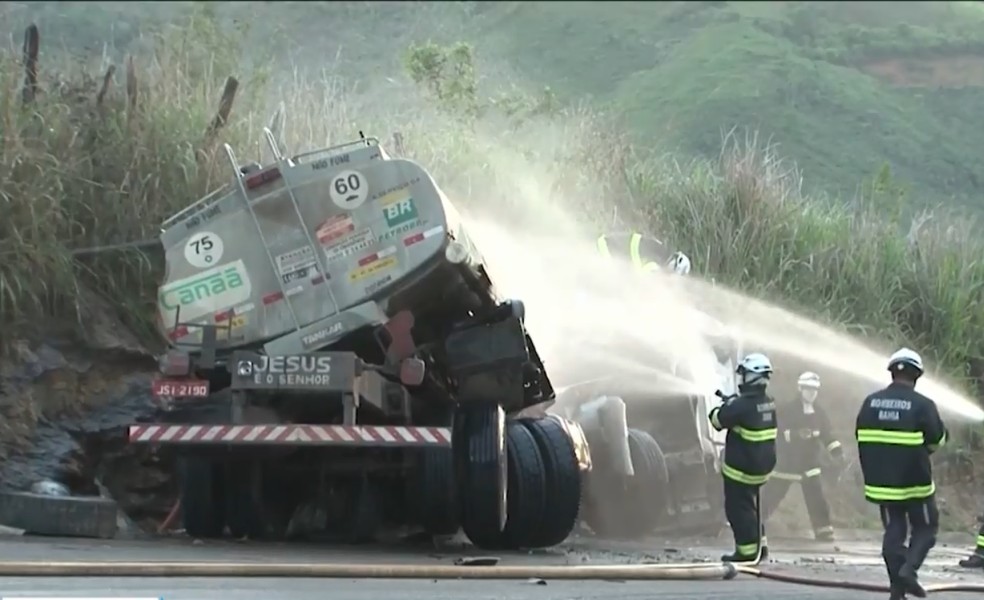 Motorista de caminhÃ£o que transportava gasolina morre apÃ³s veÃ­culo se chocar contra barranco no sul da BA â€” Foto: ReproduÃ§Ã£o/TV Sudoeste