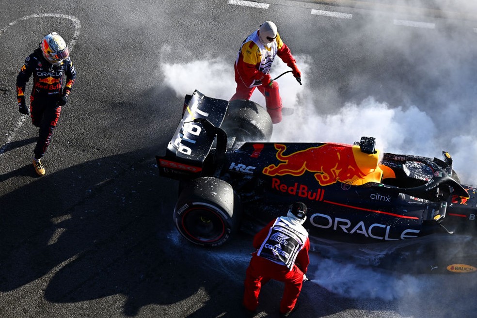 Motor de Max Verstappen pegou fogo no GP da Austrália da F1 2022