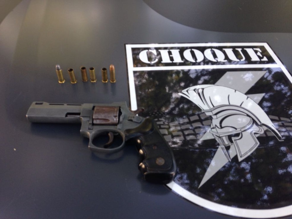 Arma usada nos dois homic&iacute;dios foi apreendida em MS (Foto: Osvaldo N&oacute;brega/TV Morena)