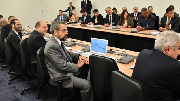 Weintraub (ao centro, de terno cinza) foi um dos integrantes da equipe da transição de governo (Foto: DIVULGAÇÃO via BBC)