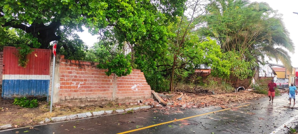 Muro desaba durante forte chuva em Monsenhor Gil — Foto: Reprodução /Redes Sociais