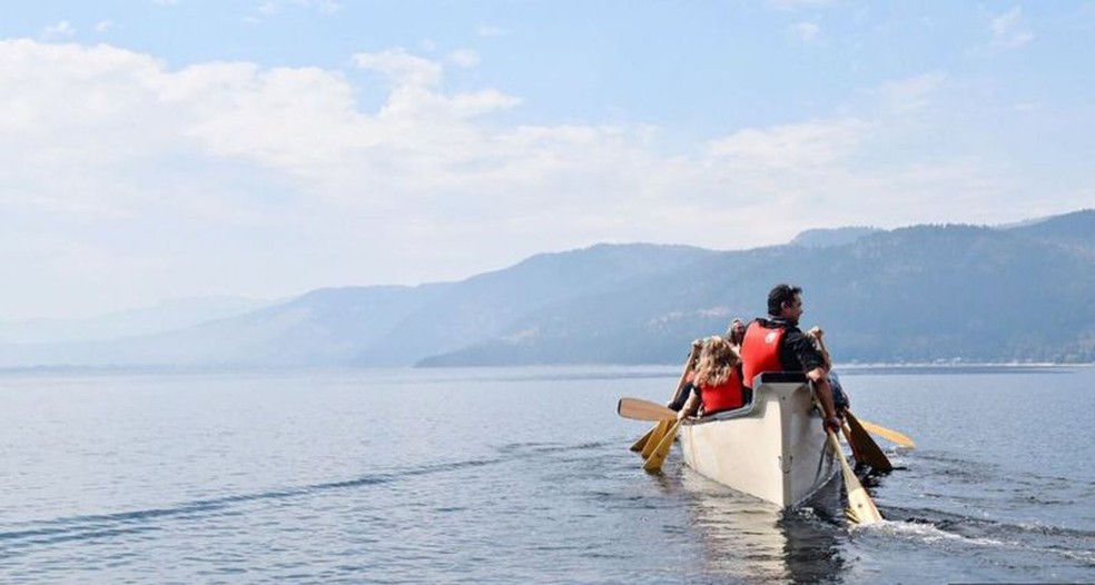 Tours guiados por indígenas levam os visitantes ao Lago Okanagan para explicar a importância de n ̓x̌ax̌aitkʷ — Foto: Moccasin Trails/BBC