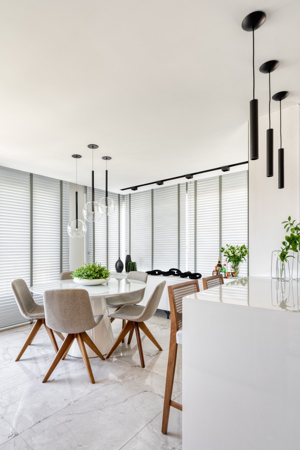 140 m² com marcenaria inteligente e décor preto e branco (Foto: Vinícius Ferzeli)