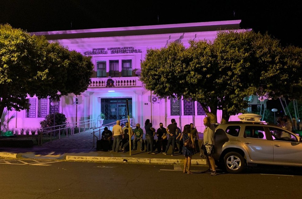 Poucos eleitores se reuniram em frente à Câmara de Lins, que não recebeu público por causa da pandemia — Foto: Bob Rodrigues/TV TEM