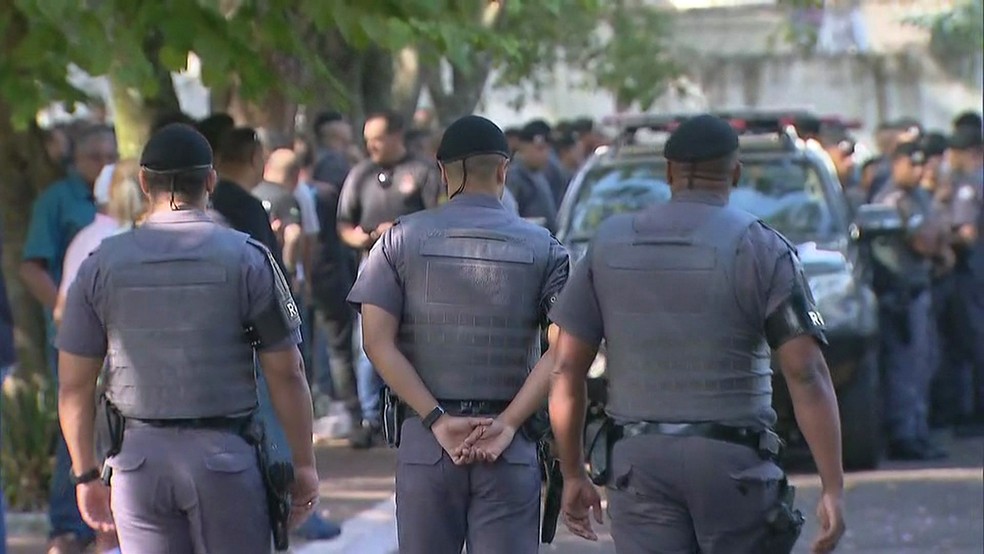 Policiais militares participam do velório do cabo da Rota morto em São Paulo — Foto: TV Globo/Reprodução