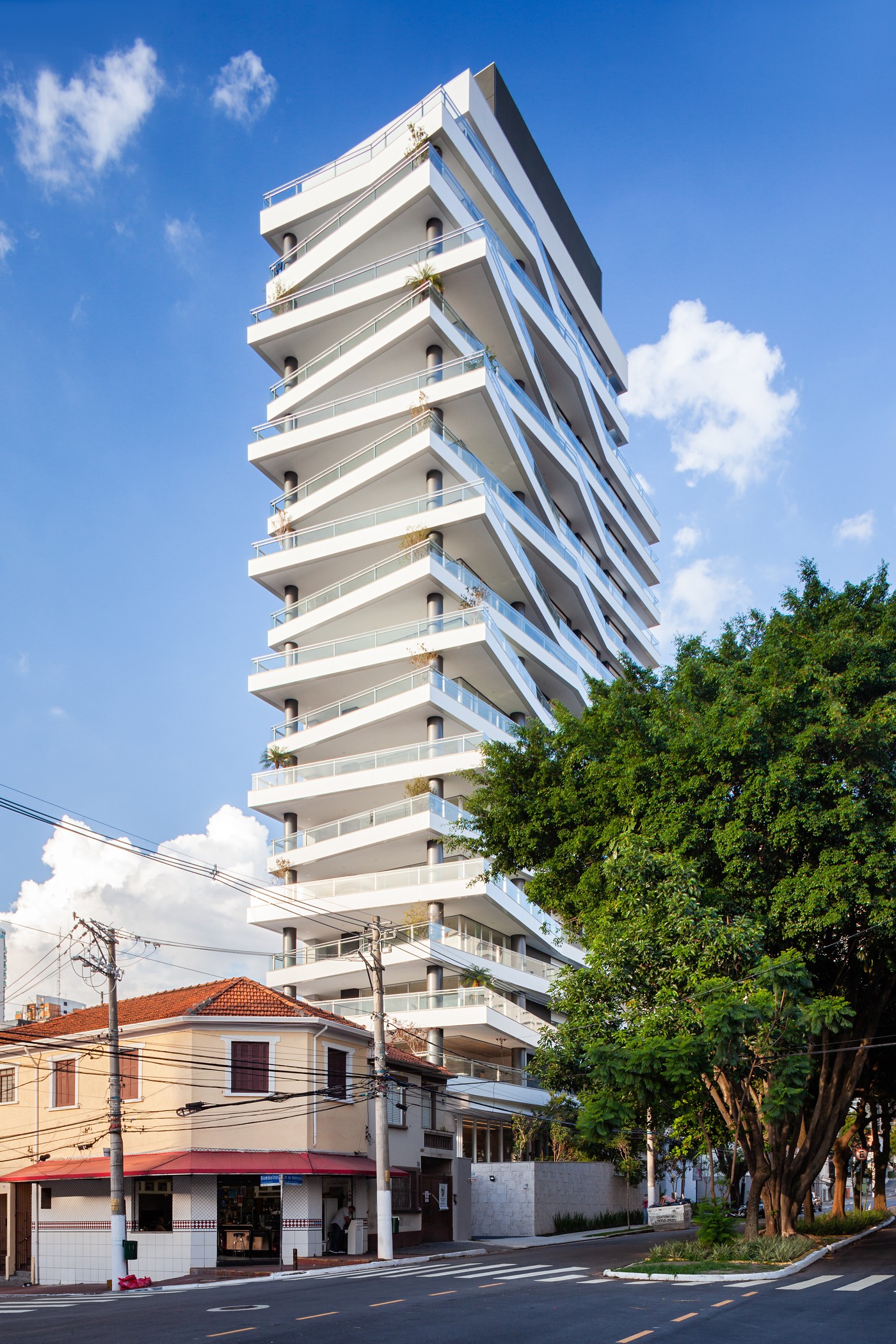 Edifício residencial em São Paulo exibe varandas inclinadas (Foto: Pedro Vannucchi)