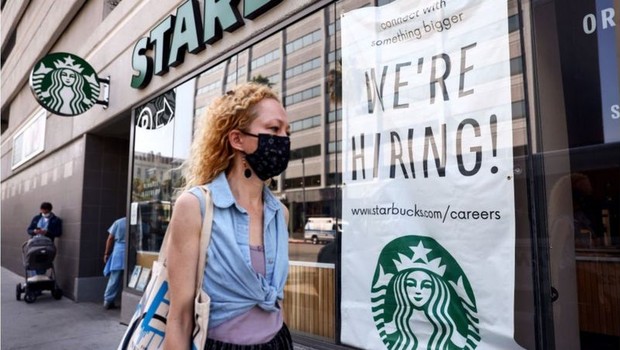 Há muitas vagas abertas e, para conquistar trabalhadores, alguns empregadores começaram a aumentar salários e oferecer bônus, mais flexibilidade e até pagamento de estudos (Foto: Getty Images via BBC)