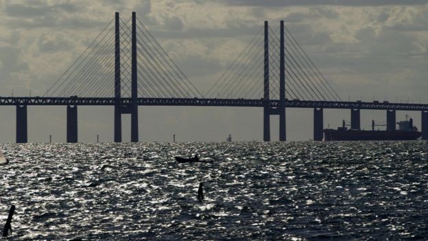 Ponte Øresund, que liga a Dinamarca à cidade sueca de Malmo, onde índice de crimes preocupa os moradores... (Foto: BBC)