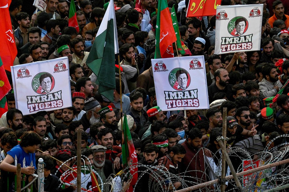 Milhares de seguidores foram ouvir Imran Khan em comício no sábado em Rawalpindi, na província do Punjab