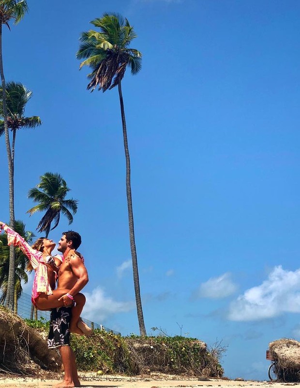 Giulia Costa Curte Dia De Sol Agarradinha Com Namorado Apaixonada Por Ele E Pela Praia Quem 7788