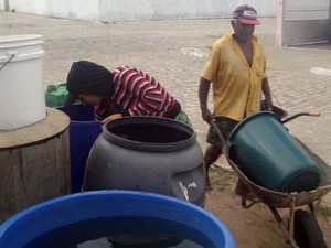 Moradores de Pilões, no Oeste potiguar, recorrem a caixas comunitárias para conseguir água (Foto: Anderson Barbosa/G1)