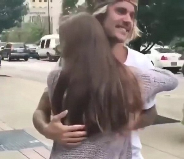 O músico Justin Bieber pouco à vontade com um abraço de uma fã (Foto: Reprodução)