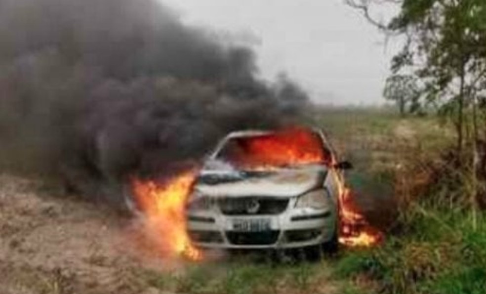 Carro de Paula foi encontrado incendiado horas após o desaparecimento dela — Foto: Reprodução/Redes sociais