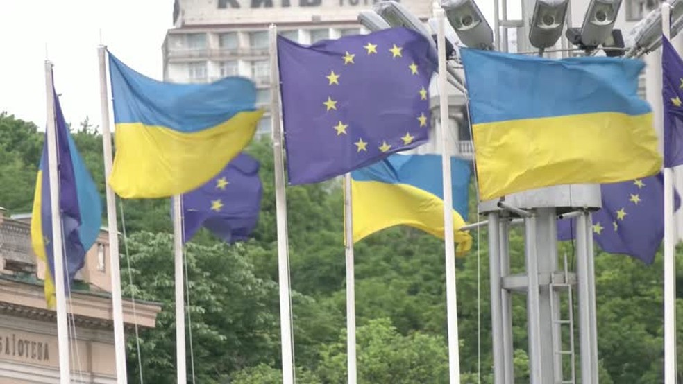 Bandeiras da Ucrânia e da União Europeia aparecem hasteadas em Kiev — Foto: REUTERS TV