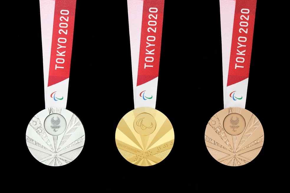 As medalhas das Paralimpíadas de Tóquio: prata e bronze de frente, enquanto a de ouro exibe a parte de trás — Foto: Divulgação/Tokyo 2020