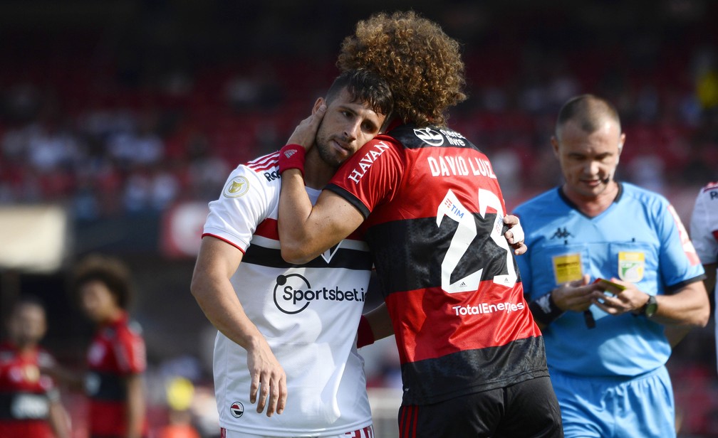 David Luiz abraça Calleri após expulsão — Foto: Marcos Ribolli
