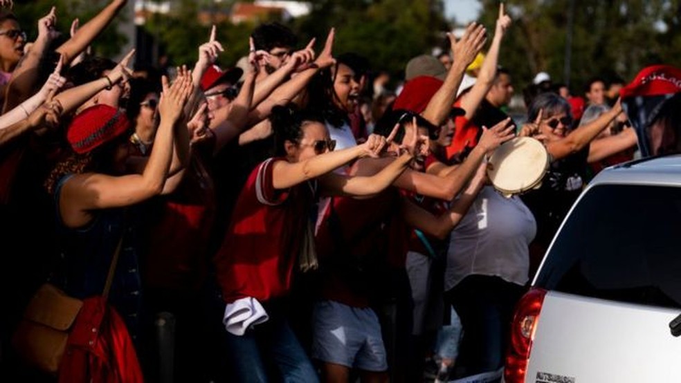 Brasileiros apoiadores de Lula fotografados em local de votação em Lisboa em 2 de outubro — Foto: Getty Images via BBC