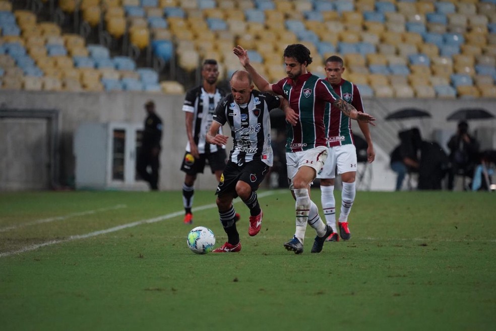 Juninho em ação no duelo contra o Fluminense, no Maracanã — Foto: Paulo Cavalcanti / Botafogo-PB