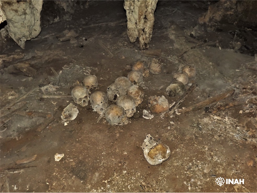 Altar contendo 150 crânios de pessoas decapitadas foi encontrado no México  (Foto: Governo do México )