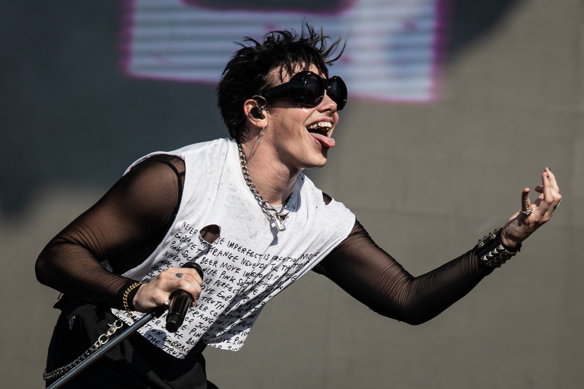 Yungblud sings in the middle of the audience, wears a Brazilian crop top and opens a circle in a busy show at Lollapalooza