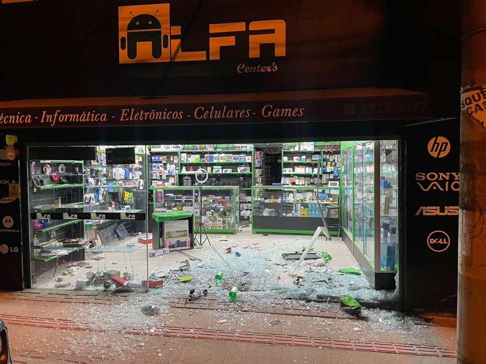 Loja de Garça (SP) arrombada com uso de veículo em marcha ré — Foto: Arquivo pessoal
