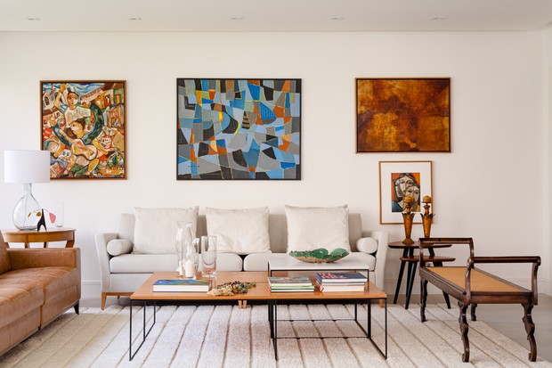 Décor do dia: sala de estar com estante com nichos e obras de arte (Foto: Dhani Borges/Divulgação)