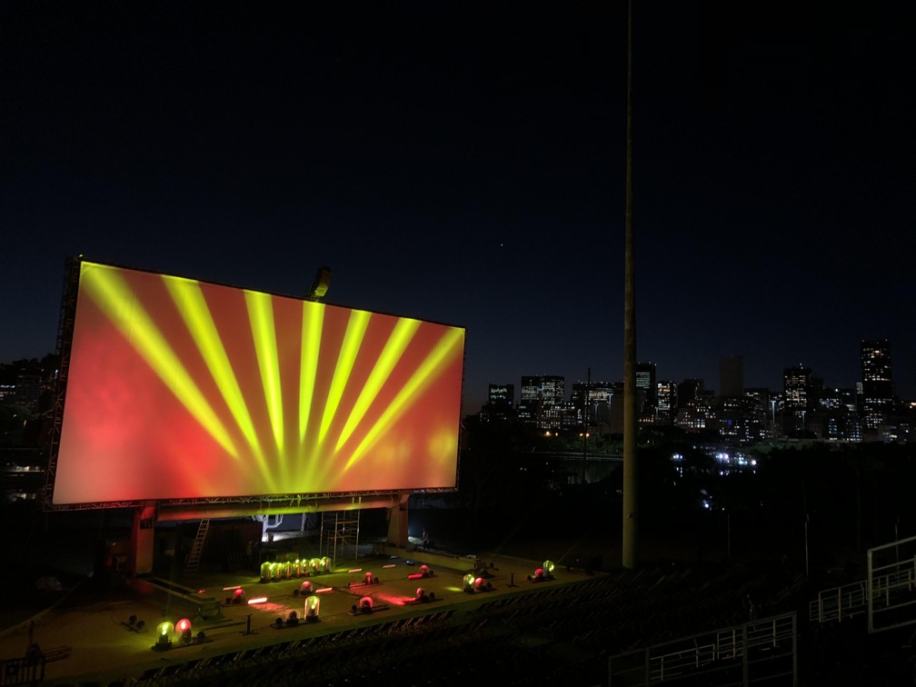 A tela do Open Air durante teste de imagem feito à noite, na Marina da Glória. (Foto: Carlos Brito)