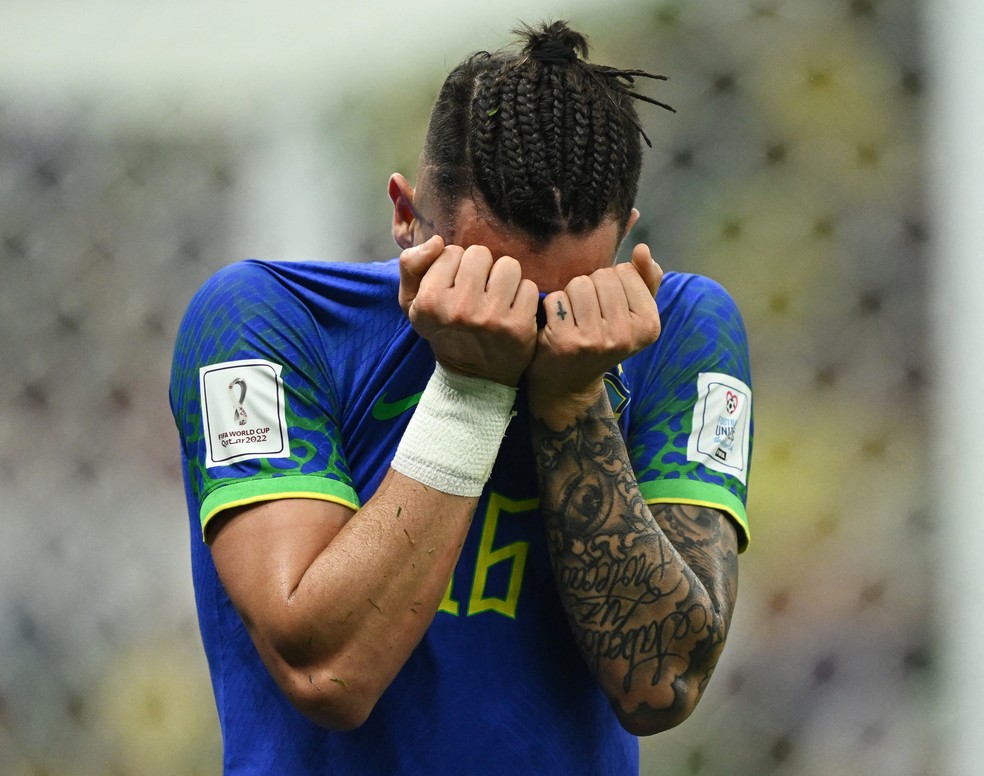Alex Telles chora ao ser substituído em Camarões x Brasil — Foto: Reuters