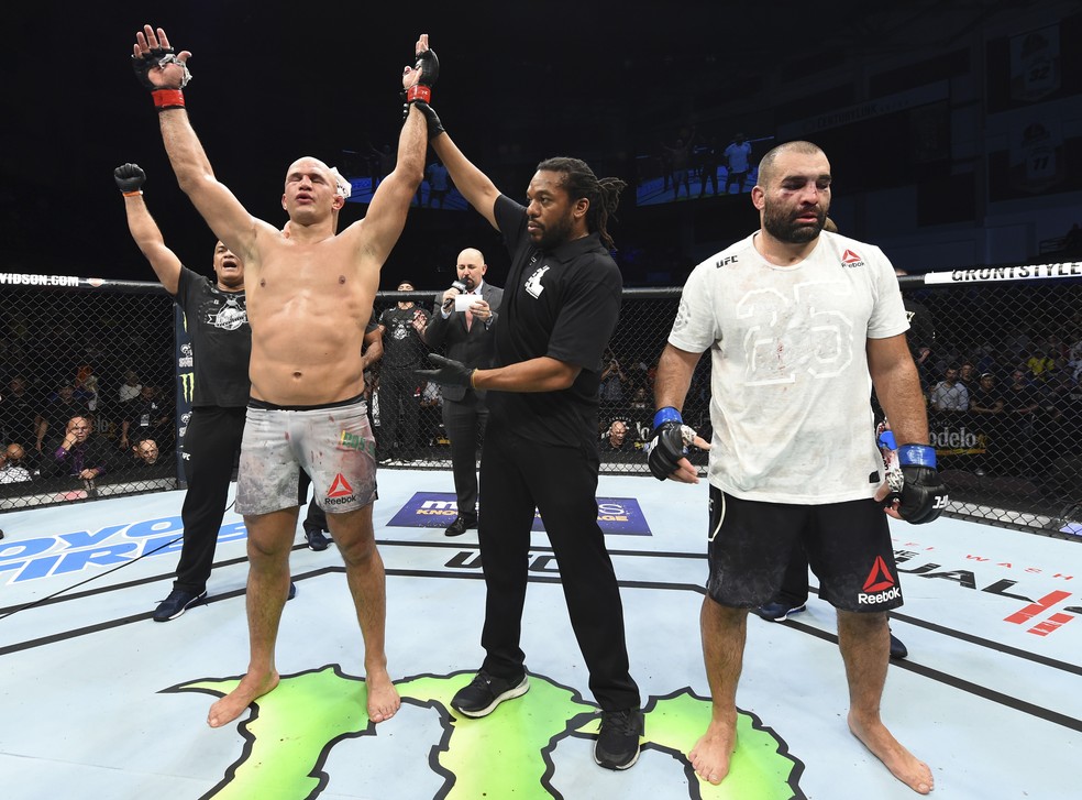 Junior Cigano mostra alívio após a vitória sobre Blagoy Ivanov no UFC Boise (Foto: Getty Images)
