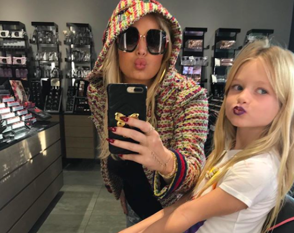 A cantora Jessica Simpson com a filha dentro de uma loja de maquiagem (Foto: Instagram)