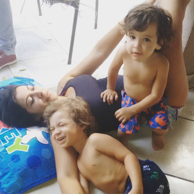 Priscila Pires se diverte com os filhos (Foto: Reprodução/Instagram)