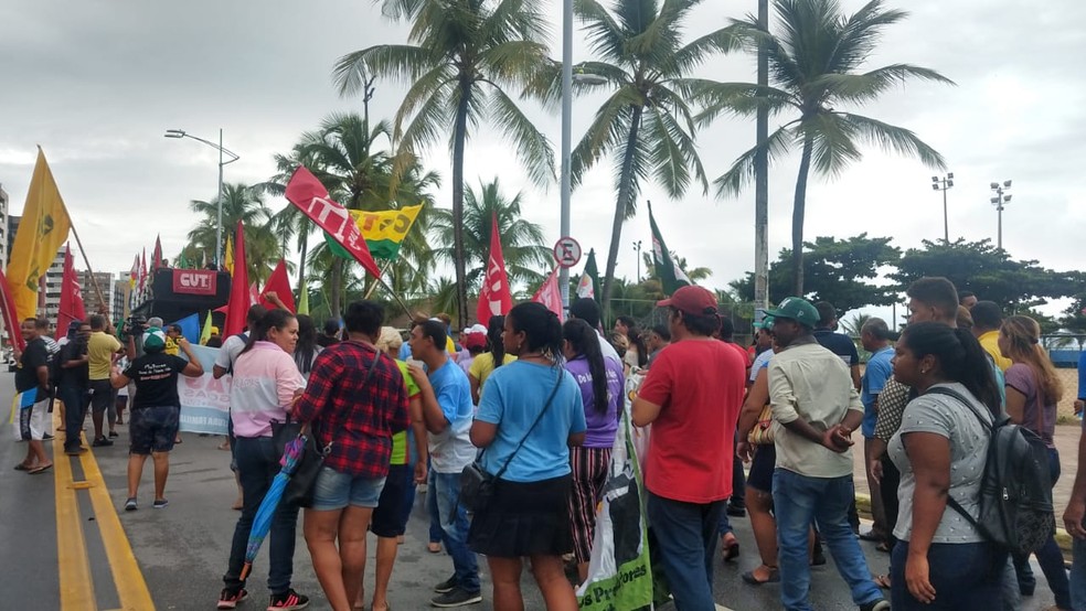 Protesto no Dia do Trabalhador leva manifestantes à orla de Maceió, Alagoas — Foto: Matheus Tenório/G1