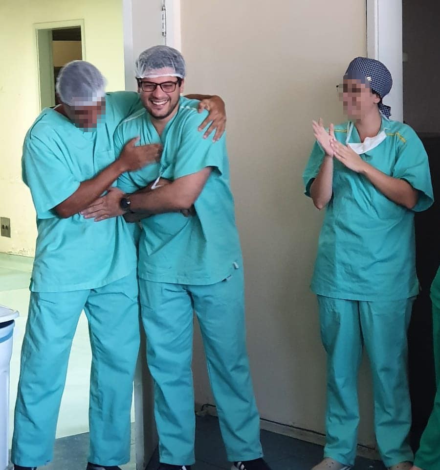 Andres com colegas de trabalho. Anestesista atuava em unidades públicas e particulares do Rio. — Foto: Reprodução