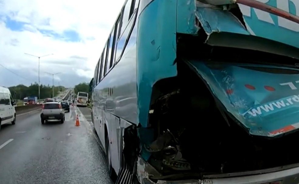 Acidente entre dois ônibus na BR-324 — Foto: Reprodução/TV Bahia