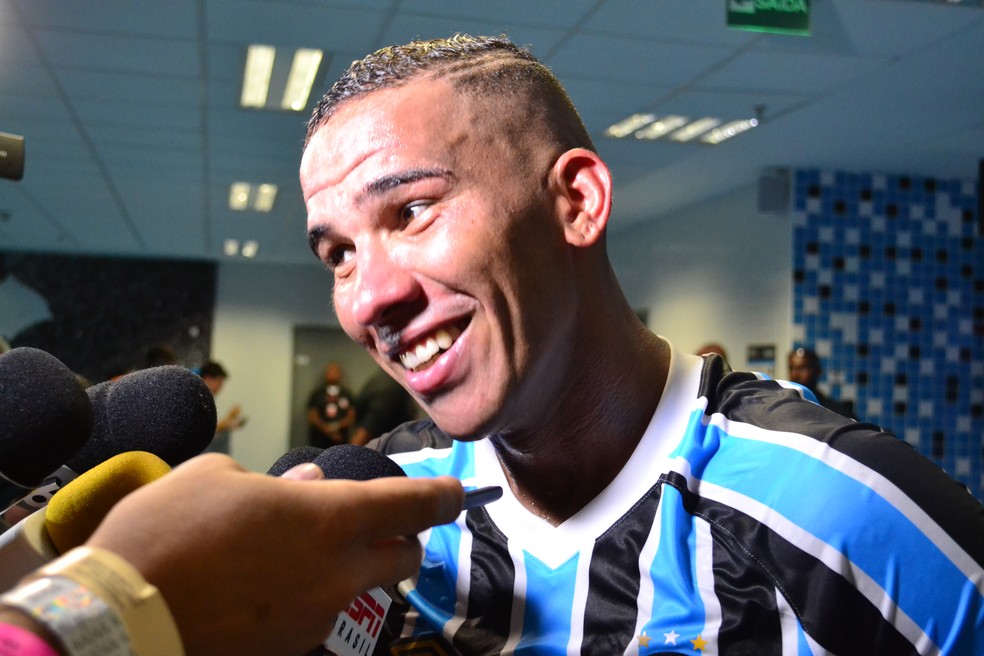 Atacante distribuiu sorrisos após o jogo (Foto: Eduardo Deconto)