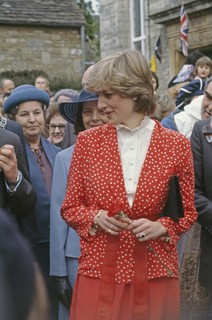Em 1981, Lady Di usou poá em sua primeira caminhada real com seu então noivo príncipe Charles