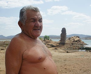 ‘A água vai baixando e eu vou junto’, diz o comerciante Isaías Leopoldino Tavares, de 75 anos (Foto: Anderson Barbosa/G1)